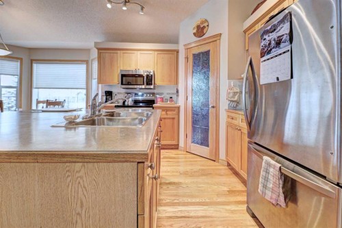 73 Cresthaven View Sw, Calgary, AB - Indoor Photo Showing Kitchen With Double Sink