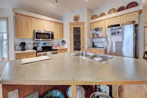 73 Cresthaven View Sw, Calgary, AB - Indoor Photo Showing Kitchen With Double Sink