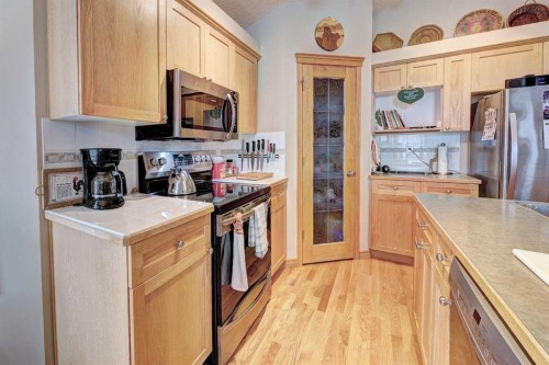 73 Cresthaven View Sw, Calgary, AB - Indoor Photo Showing Kitchen