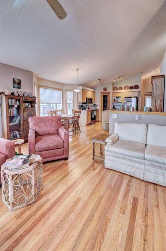 73 Cresthaven View Sw, Calgary, AB - Indoor Photo Showing Living Room