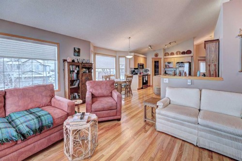 73 Cresthaven View Sw, Calgary, AB - Indoor Photo Showing Living Room