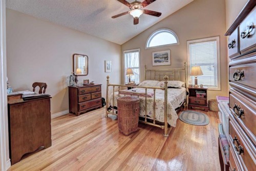 73 Cresthaven View Sw, Calgary, AB - Indoor Photo Showing Bedroom