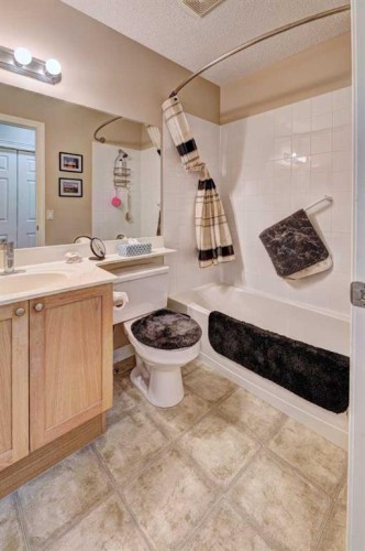 73 Cresthaven View Sw, Calgary, AB - Indoor Photo Showing Bathroom