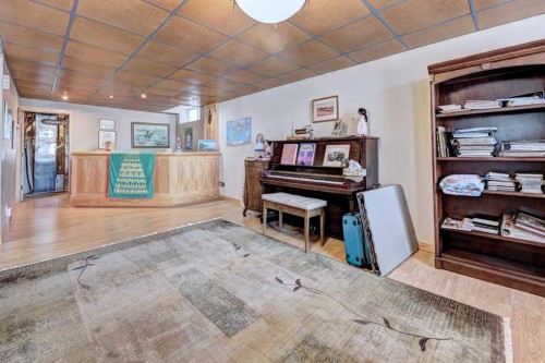 73 Cresthaven View Sw, Calgary, AB - Indoor Photo Showing Other Room