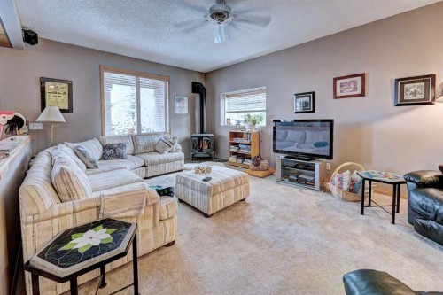 73 Cresthaven View Sw, Calgary, AB - Indoor Photo Showing Living Room