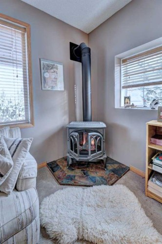 73 Cresthaven View Sw, Calgary, AB - Indoor Photo Showing Bedroom