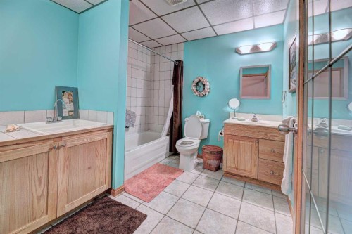 73 Cresthaven View Sw, Calgary, AB - Indoor Photo Showing Bathroom