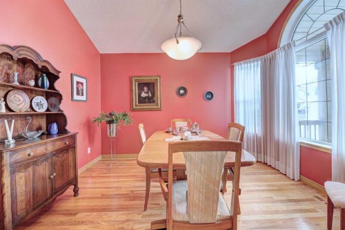 73 Cresthaven View Sw, Calgary, AB - Indoor Photo Showing Dining Room