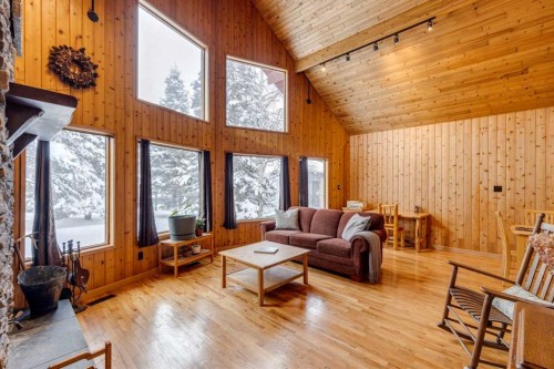 51 Manyhorses Drive, Rural Rocky View County, AB - Indoor Photo Showing Living Room