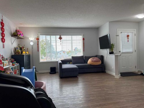 8-304 Ross Avenue, Cochrane, AB - Indoor Photo Showing Living Room