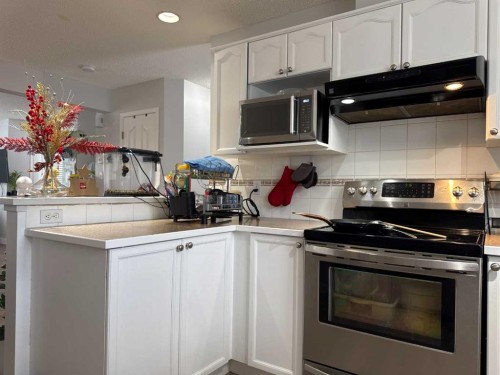 8-304 Ross Avenue, Cochrane, AB - Indoor Photo Showing Kitchen