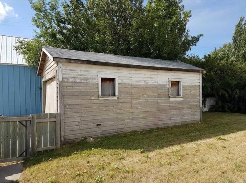 2111 19 Street, Nanton, AB - Outdoor