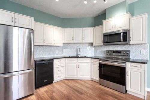 316-43 Sunrise Loop Se, High River, AB - Indoor Photo Showing Kitchen