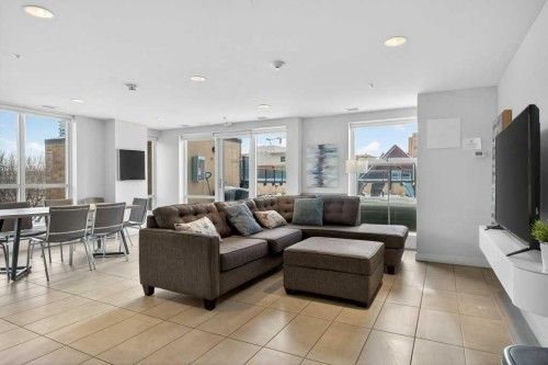 809-303 13 Avenue Sw, Calgary, AB - Indoor Photo Showing Living Room