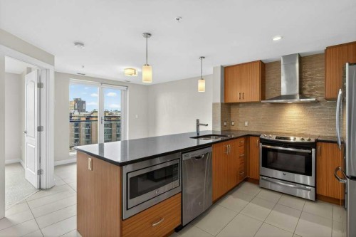 809-303 13 Avenue Sw, Calgary, AB - Indoor Photo Showing Kitchen With Stainless Steel Kitchen