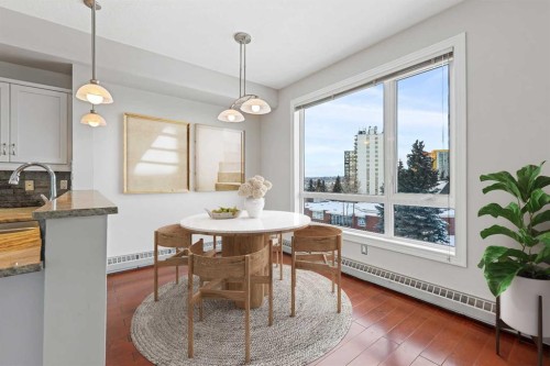 432-3111 34 Avenue Nw, Calgary, AB - Indoor Photo Showing Dining Room