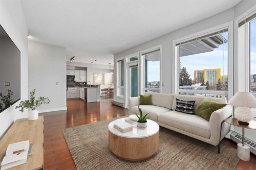 432-3111 34 Avenue Nw, Calgary, AB - Indoor Photo Showing Living Room