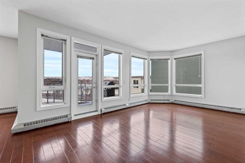 432-3111 34 Avenue Nw, Calgary, AB - Indoor Photo Showing Other Room