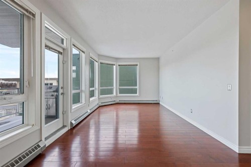 432-3111 34 Avenue Nw, Calgary, AB - Indoor Photo Showing Other Room