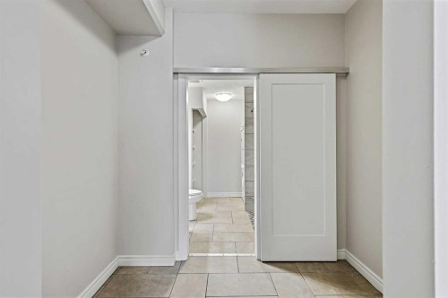 432-3111 34 Avenue Nw, Calgary, AB - Indoor Photo Showing Other Room