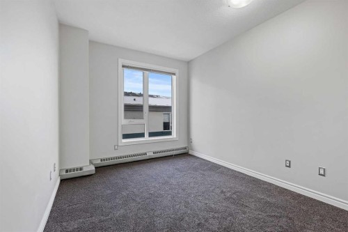 432-3111 34 Avenue Nw, Calgary, AB - Indoor Photo Showing Other Room