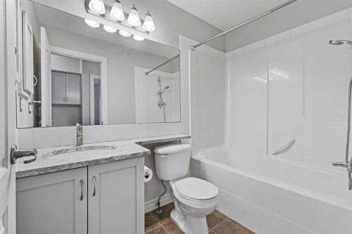 432-3111 34 Avenue Nw, Calgary, AB - Indoor Photo Showing Bathroom
