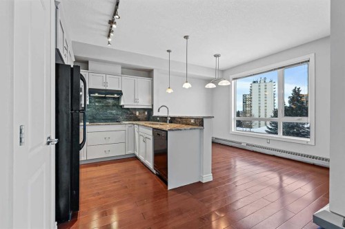 432-3111 34 Avenue Nw, Calgary, AB - Indoor Photo Showing Kitchen With Upgraded Kitchen