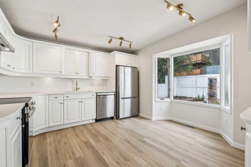 114 Dalgleish Bay Nw, Calgary, AB - Indoor Photo Showing Kitchen