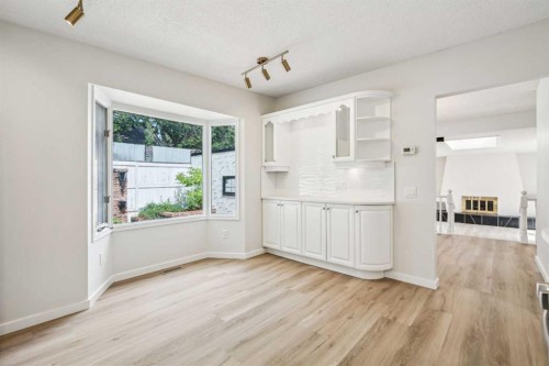 114 Dalgleish Bay Nw, Calgary, AB - Indoor Photo Showing Kitchen