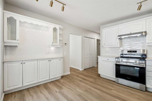 114 Dalgleish Bay Nw, Calgary, AB - Indoor Photo Showing Kitchen