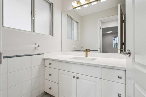 114 Dalgleish Bay Nw, Calgary, AB - Indoor Photo Showing Bathroom
