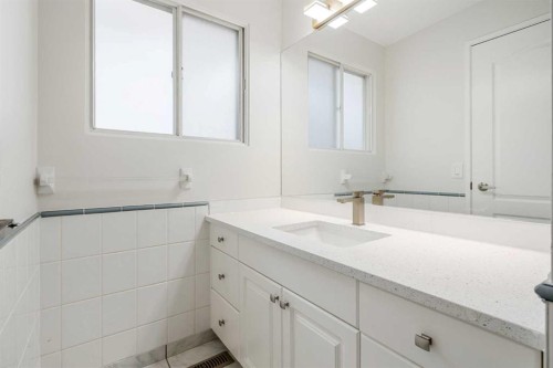 114 Dalgleish Bay Nw, Calgary, AB - Indoor Photo Showing Bathroom