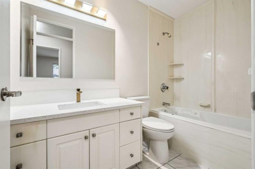 114 Dalgleish Bay Nw, Calgary, AB - Indoor Photo Showing Bathroom