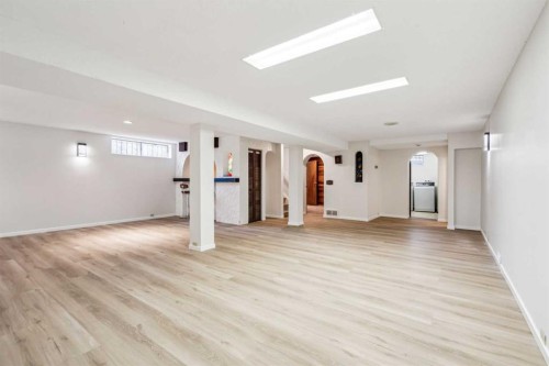 114 Dalgleish Bay Nw, Calgary, AB - Indoor Photo Showing Other Room