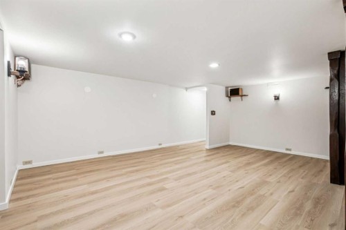 114 Dalgleish Bay Nw, Calgary, AB - Indoor Photo Showing Other Room