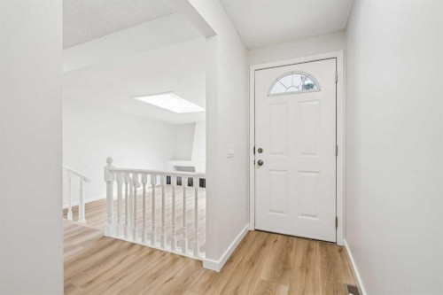 114 Dalgleish Bay Nw, Calgary, AB - Indoor Photo Showing Other Room