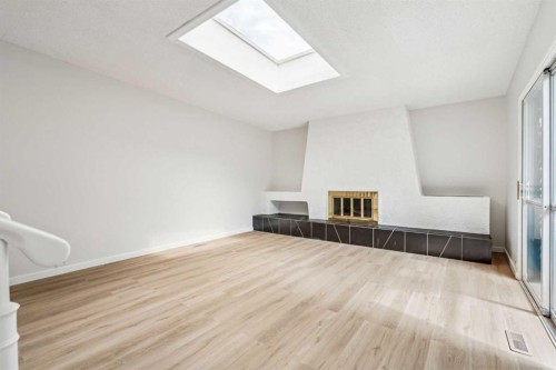 114 Dalgleish Bay Nw, Calgary, AB - Indoor Photo Showing Other Room