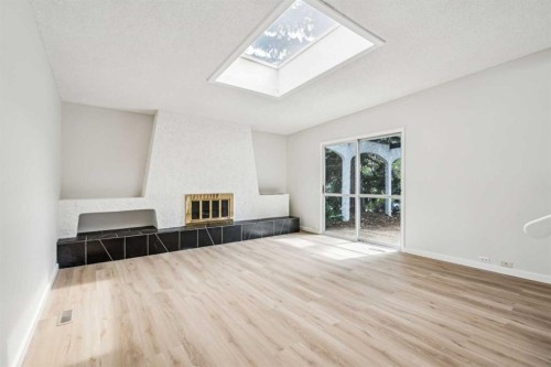 114 Dalgleish Bay Nw, Calgary, AB - Indoor Photo Showing Other Room