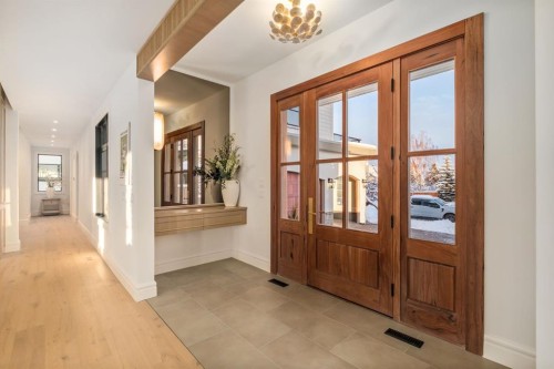 2945 Toronto Crescent Nw, Calgary, AB - Indoor Photo Showing Other Room