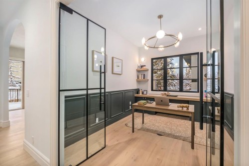 2945 Toronto Crescent Nw, Calgary, AB - Indoor Photo Showing Other Room