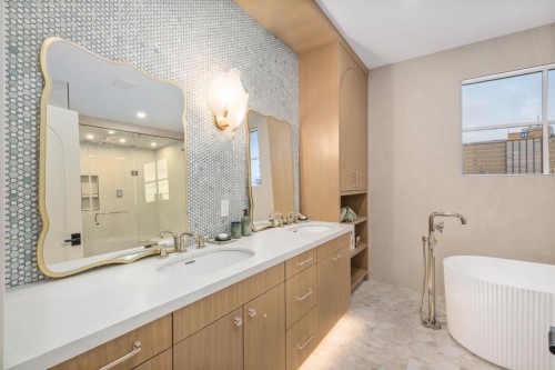 2945 Toronto Crescent Nw, Calgary, AB - Indoor Photo Showing Bathroom