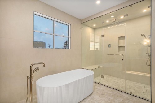 2945 Toronto Crescent Nw, Calgary, AB - Indoor Photo Showing Bathroom