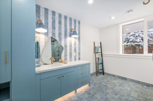 2945 Toronto Crescent Nw, Calgary, AB - Indoor Photo Showing Bathroom