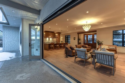 2945 Toronto Crescent Nw, Calgary, AB - Indoor Photo Showing Other Room