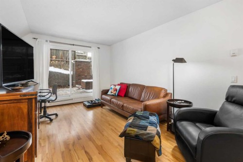 106-420 3 Avenue Ne, Calgary, AB - Indoor Photo Showing Living Room
