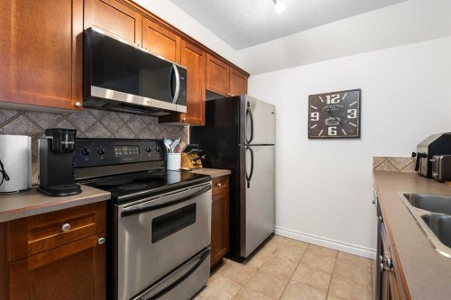 106-420 3 Avenue Ne, Calgary, AB - Indoor Photo Showing Kitchen With Double Sink