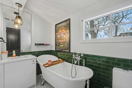 835 18 Avenue Nw, Calgary, AB - Indoor Photo Showing Bathroom