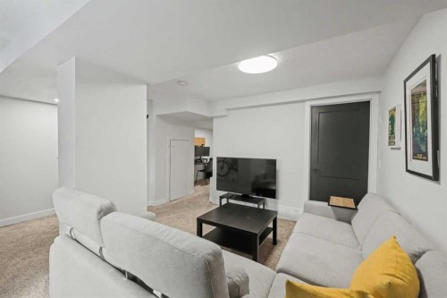 835 18 Avenue Nw, Calgary, AB - Indoor Photo Showing Living Room