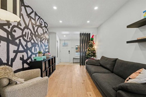 835 18 Avenue Nw, Calgary, AB - Indoor Photo Showing Living Room