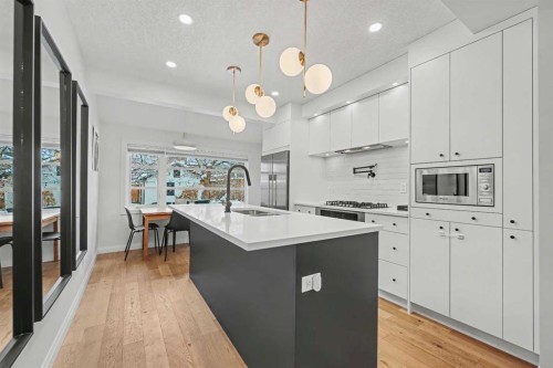 835 18 Avenue Nw, Calgary, AB - Indoor Photo Showing Kitchen With Upgraded Kitchen